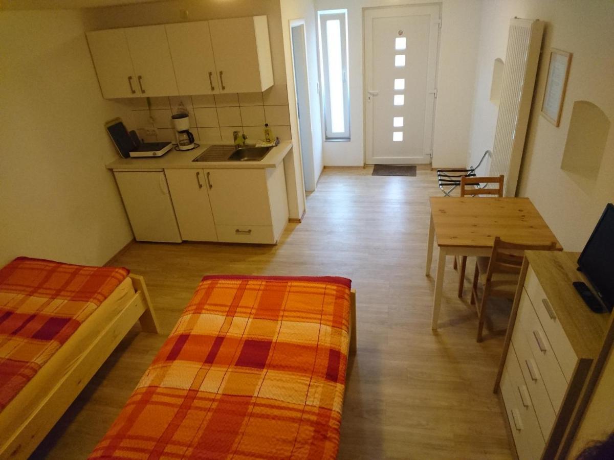 Hotel-Pension Zum Hirsch Hattersheim am Main Buitenkant foto